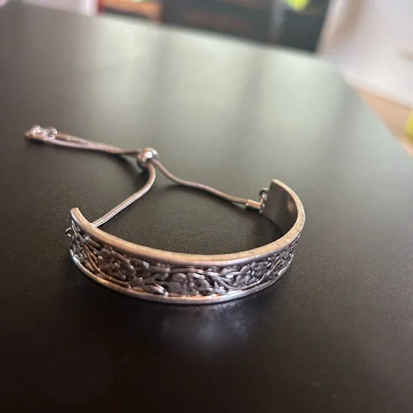 Patterned silver bangle bracelet - Picture 1 of 3